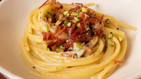Spaghettoni con crema di gorgonzola al pistacchio e speck